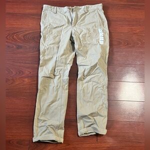 Old Navy 32x30 Men’s Khaki pants